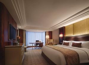 เตียงในห้องที่ Kowloon Shangri-La, Hong Kong