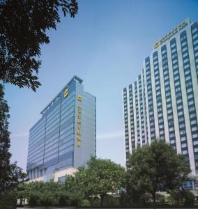 北京市にあるシャングリラ ホテル 北京の木々が目の前に建つ高層ビル2棟