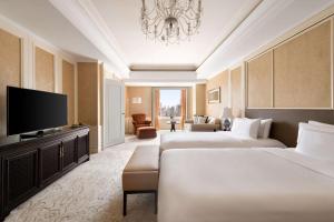 Pudong Shangri-La Shanghai - With a sweeping view of the Pearl Tower and the historic Bund skyline的电视和/或娱乐中心