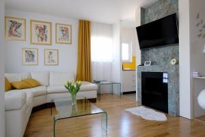 A television and/or entertainment centre at Apartman No 12