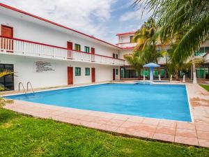 una imagen de una piscina frente a un edificio en Hotel El Faro, en Chachalacas