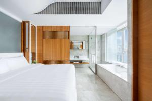 Giường trong phòng chung tại Jen Hong Kong by Shangri-La