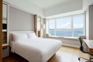 Giường trong phòng chung tại Jen Hong Kong by Shangri-La
