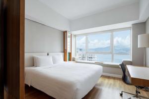 Giường trong phòng chung tại Jen Hong Kong by Shangri-La