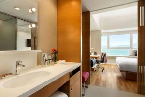 Giường trong phòng chung tại Jen Hong Kong by Shangri-La