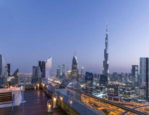 een uitzicht op de skyline van een stad 's nachts bij Shangri-La Dubai in Dubai