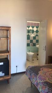 a bedroom with a bed and a bathroom with a tub at Il Viandante in Recanati