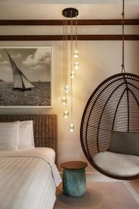 Una cama o camas en una habitación de Shangri-La Le Touessrok, Mauritius