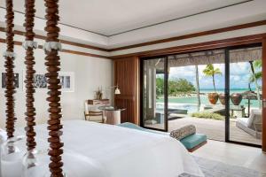 Una cama o camas en una habitación de Shangri-La Le Touessrok, Mauritius