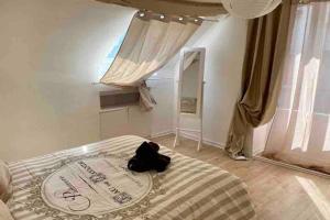 una camera da letto con un letto con una borsa nera sopra di Le Roi ad Avranches