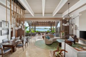 TV a/nebo společenská místnost v ubytování Shangri-La Le Touessrok, Mauritius