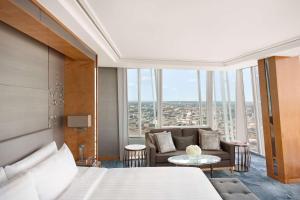 una camera d'albergo con letto e soggiorno di Shangri-La The Shard, London a Londra