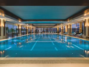 Bazén v ubytování Kerry Hotel Pudong, Shanghai - Indoor Connecting to Shanghai New International Expo Centre nebo v jeho okolí
