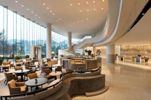 Area soggiorno di Kerry Hotel Hong Kong by Shangri-la
