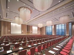 扬州扬州香格里拉酒店的一个带红色椅子和吊灯的空宴会厅 更多37张照片