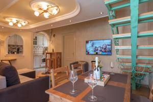 ein Wohnzimmer mit einem Tisch und Weingläsern in der Unterkunft Apartment Rhizon in Risan