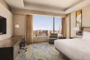 Postel nebo postele na pokoji v ubytování Shangri-La Songbei, Harbin
