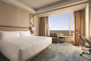 Postel nebo postele na pokoji v ubytování Shangri-La Songbei, Harbin