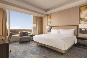 Postel nebo postele na pokoji v ubytování Shangri-La Songbei, Harbin