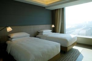 Tempat tidur dalam kamar di Shangri-La Songbei, Harbin
