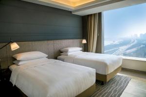 Postel nebo postele na pokoji v ubytování Shangri-La Songbei, Harbin