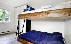 52 Chemin de la Perdrix في ستونهارم: غرفة نوم بسريرين بطابقين وسلم