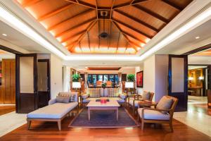 Posezení v ubytování Trisara Villas & Residences Phuket