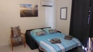 Un pat sau paturi într-o cameră la Appartement proche de la mer Ty Manganao