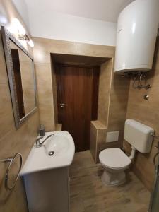 y baño con aseo blanco y lavamanos. en Apartment Denis en Rovinj
