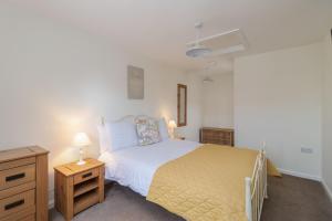 Un pat sau paturi într-o cameră la The Grainary Cottages