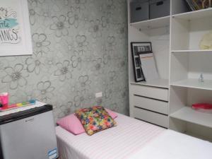 a small bedroom with a bed with a pillow on it at QUARTO TRIPLO - AMPLO E CONFORTAVEL-PERTO DO CENTRO DE CONVENÇÕES-FENEARTE-RECIFE-Pe in Recife