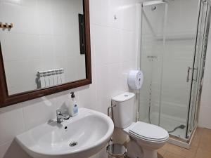 Koupelna v ubytování Albergue de Benabarre-CALUMET + 37 fotografií