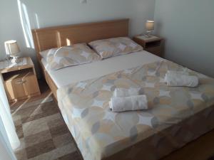Postel nebo postele na pokoji v ubytování Apartmani Prpić