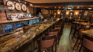 um bar num restaurante com mesas e cadeiras em Wild Bear Inn em Pigeon Forge