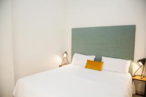 Posteľ alebo postele v izbe v ubytovaní Guzman El Bueno Suites