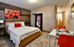 1 dormitorio con cama, mesa y comedor en Krymwood Flats Wynwood - By RocketStay, en Miami