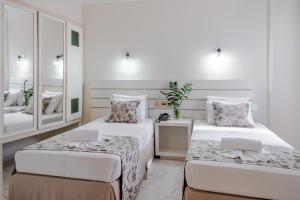 a hotel room with two beds and a mirror at Tower Franca Hotel in Franca +22 photos
