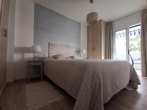 A bed or beds in a room at Otylia La Calma Sun Apartment With Sea View Még 37 kép