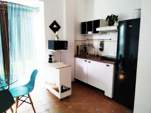 セビリアにあるStyle Apartment El Patio Trianaのキッチン(冷蔵庫、テーブル、椅子付)
