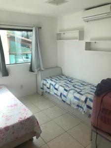 ein kleines Schlafzimmer mit einem Bett und einem Fenster in der Unterkunft CASA AUGUSTA, Gravatá-PE in Gravatá + 23 Fotos