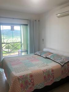 ein Schlafzimmer mit einem Bett und einem Fenster mit Aussicht in der Unterkunft CASA AUGUSTA, Gravatá-PE in Gravatá