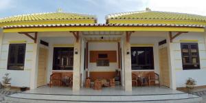 A balcony or terrace at Ahlen Pangandaran