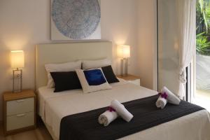 ein Schlafzimmer mit einem Bett mit zwei Handtüchern darauf in der Unterkunft Maison Metel in Kontokali