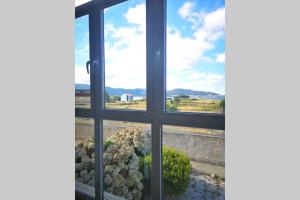 otwartym oknem z widokiem na pustynię w obiekcie Apartamento con vistas al mar, playa de Carnota! w mieście San Mamede de Carnota