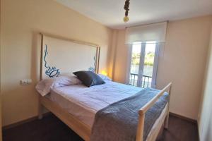 Łóżko lub łóżka w pokoju w obiekcie Apartamento con vistas al mar, playa de Carnota!