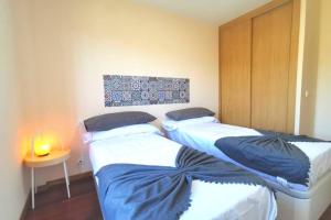 Łóżko lub łóżka w pokoju w obiekcie Apartamento con vistas al mar, playa de Carnota!