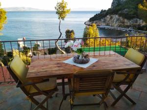 a wooden table with chairs and a view of the ocean at Paradise Sea in Saterlí