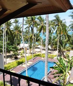 Výhled na bazén z ubytování Coconut Beach Resort nebo okolí