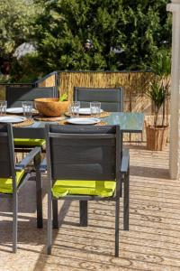 ペニスコラにあるApartamentos Maruja Roig 1 Playa Surのテーブルと椅子(皿、グラス付)