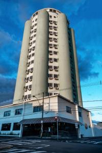 een groot hoog gebouw met een straat ervoor bij Tower Franca Hotel in Franca